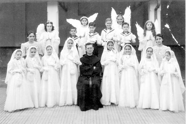 A colaboração de hoje chega através do meu leitor e amigo Carlos Andalaft, um dos proprietários da conhecida Loja da Dona Melica. É uma foto da cerimônia de Primeira Comunhão da Escola Irmãs Micenas, no ano de 1941. Na fileira do meio, da esquerda para a 